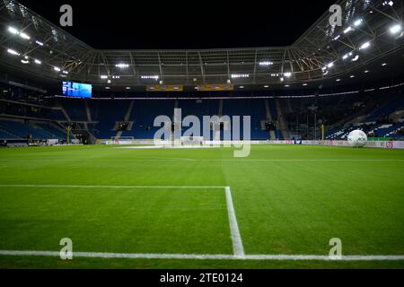 Sinsheim, Deutschland. 19 dicembre 2023. Stadioninnenraum Pitch leer Rasen TSG 1899 Hoffenheim vs SV Darmstadt 98 D98 19.12.2023 LE NORMATIVE DFL VIETANO L'USO DI FOTOGRAFIE COME SEQUENZE DI IMMAGINI E/O QUASI-VIDEO/dpa/Alamy Live News Foto Stock