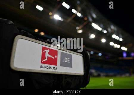 Sinsheim, Deutschland. 19 dicembre 2023. TV-Kamera Logo SportCAST Bundesliga TSG 1899 Hoffenheim vs SV Darmstadt 98 D98 19.12.2023 LE NORMATIVE DFL VIETANO L'USO DI FOTOGRAFIE COME SEQUENZE DI IMMAGINI E/O QUASI-VIDEO/dpa/Alamy Live News Foto Stock