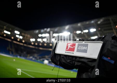 Sinsheim, Deutschland. 19 dicembre 2023. TV-Kamera Logo SportCAST Bundesliga TSG 1899 Hoffenheim vs SV Darmstadt 98 D98 19.12.2023 LE NORMATIVE DFL VIETANO L'USO DI FOTOGRAFIE COME SEQUENZE DI IMMAGINI E/O QUASI-VIDEO/dpa/Alamy Live News Foto Stock