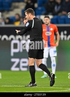 Sinsheim, Deutschland. 19 dicembre 2023. L'arbitro di Schiedsrichter Frank Willenborg Gestik Geste Anpfiff TSG 1899 Hoffenheim vs SV Darmstadt 98 D98 19.12.2023 LE NORMATIVE DFL VIETANO L'USO DI FOTOGRAFIE COME SEQUENZE DI IMMAGINI E/O QUASI-VIDEO/dpa/Alamy Live News Foto Stock