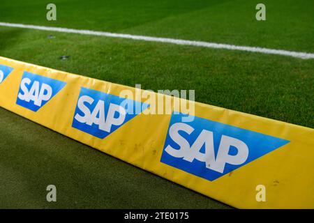 Sinsheim, Deutschland. 19 dicembre 2023. Logo SAP Schaumstoff bande TSG 1899 Hoffenheim vs SV Darmstadt 98 D98 19.12.2023 LE NORMATIVE DFL VIETANO L'USO DI FOTOGRAFIE COME SEQUENZE DI IMMAGINI E/O QUASI-VIDEO/dpa/Alamy Live News Foto Stock