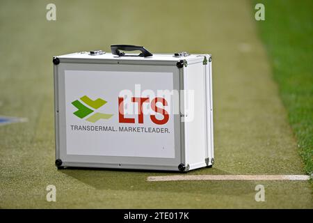 Sinsheim, Deutschland. 19 dicembre 2023. LTS Transdermal Koffer Logo TSG 1899 Hoffenheim vs SV Darmstadt 98 D98 19.12.2023 LE NORMATIVE DFL VIETANO L'USO DI FOTOGRAFIE COME SEQUENZE DI IMMAGINI E/O QUASI-VIDEO/dpa/Alamy Live News Foto Stock