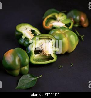 Bell Pepper. Pezzi di peperone tagliati a fette su sfondo scuro Foto Stock