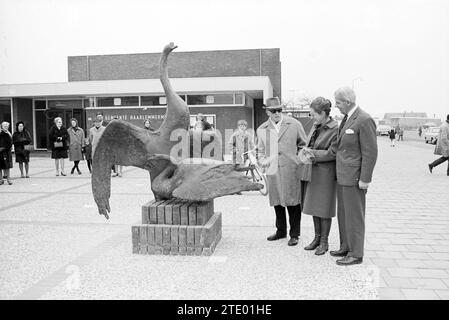 Presentazione della scultura "due cigni" di Theresia van der Pant, Zwanenburg, Dennenlaan, 24-03-1969, Whizgle News from the Past, su misura per il futuro. Esplora le narrazioni storiche, l'immagine dell'agenzia olandese olandese con una prospettiva moderna, colmando il divario tra gli eventi di ieri e quelli di domani. Un viaggio senza tempo che delinea le storie che plasmano il nostro futuro. Foto Stock