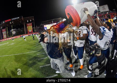 Frisco, Texas, Stati Uniti. 19 dicembre 2023. Università del Texas - Jeff Traylor, allenatore di San Antonio, gli fa bere il caffè dai suoi giocatori alla fine della partita di football universitario del ScooterÕs Coffee Frisco Bowl contro il branco Marshall Thundering al Toyota Stadium di Frisco, Texas. Austin McAfee/CSM/Alamy Live News Foto Stock