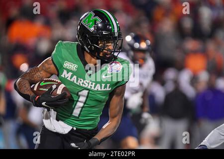 Frisco, Texas, Stati Uniti. 19 dicembre 2023. Il ricevitore Marshall Thundering Herd Talik Keaton corre in testa durante il secondo quarto della partita di football universitario del ScooterÕs Coffee Frisco Bowl contro la University of Texas - San Antonio Roadrunners al Toyota Stadium di Frisco, Texas. Austin McAfee/CSM/Alamy Live News Foto Stock