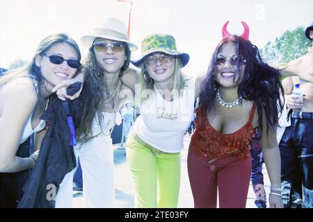 Dance Valley Goers, 03-08-2001, Whizgle News from the Past, su misura per il futuro. Esplora le narrazioni storiche, l'immagine dell'agenzia olandese olandese con una prospettiva moderna, colmando il divario tra gli eventi di ieri e quelli di domani. Un viaggio senza tempo che delinea le storie che plasmano il nostro futuro. Foto Stock