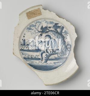 Frammento di piatto, anonimo, c. 1700 - c. 1740 frammento di piatto di maiolica dipinta di blu. Uno spettacolo di Elias viene mangiato sull'appartamento che viene mangiato dai corvi. Terracotta Friesland. glassa di stagno. Glassa di piombo maiolica frammento di un piatto di maiolica dipinta di blu. Uno spettacolo di Elias viene mangiato sull'appartamento che viene mangiato dai corvi. Terracotta Friesland. glassa di stagno. glassa in piombo maiolica Foto Stock