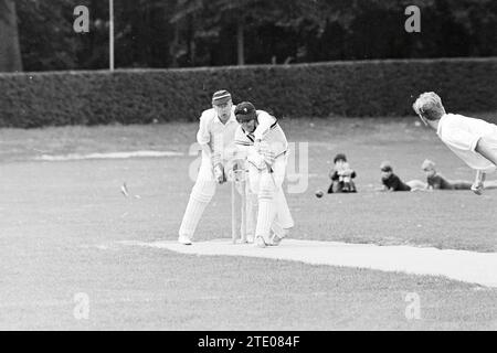 Bloemendaal - VOC, Cricket, 15-08-1971, Whizgle News from the Past, su misura per il futuro. Esplora le narrazioni storiche, l'immagine dell'agenzia olandese olandese con una prospettiva moderna, colmando il divario tra gli eventi di ieri e quelli di domani. Un viaggio senza tempo che delinea le storie che plasmano il nostro futuro. Foto Stock