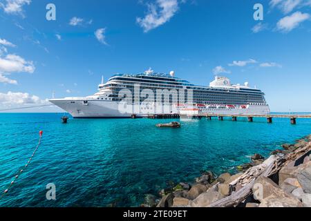 Roseau, Dominica - 24 novembre 2023: Vista laterale della splendida nave da crociera Oceania Cruises Vista nel porto di Roseau, Dominica. Foto Stock