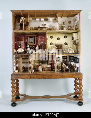 Casa delle bambole di Petronella Dunois, anonimo, c. 1676 Dollhouse in un armadio incollato con legno di noce su un nucleo di quercia. Le gambe a fette sono collegate da una doppia croce a forma di y, con un intersezione ovale. I lati mostrano all'interno di cerchi di stelle a otto punte. Dietro le porte, in cui sono tagliate le aperture, si trovano v.l.n.r. i seguenti spazi sono disposti: Sotto: Seminterrato, cucina, sala da pranzo; centro: Maternità e sala migliore; al piano superiore: Turfzolder, attico, asilo nido. La casa è piena di una collezione di oggetti in miniatura e venti bambole. Legno di Amsterdam (materiale vegetale). quercia (legno). ebano (legno). cardbo Foto Stock