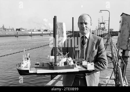 Lord Van Lunteren nel porto di IJmuiden con un modello di nave da carico Super Servant 1, IJmuiden, Paesi Bassi, 13-02-1981, Whizgle News from the Past, su misura per il futuro. Esplora le narrazioni storiche, l'immagine dell'agenzia olandese olandese con una prospettiva moderna, colmando il divario tra gli eventi di ieri e quelli di domani. Un viaggio senza tempo che delinea le storie che plasmano il nostro futuro. Foto Stock