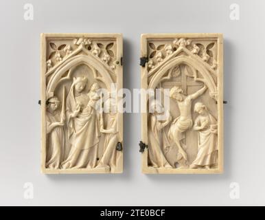 Diptych con la Vergine a nd bambino e la Crocifissione, anonimo, c. 1350 - c. 1400 sull'ala sinistra si trova sotto un arco gotico, tre lobbisti a punta Maria con un fiore nella mano destra tra due in piedi a lei, angeli orientanti. Il bambino sul braccio sinistro tiene il braccio destro a schiena. I raggi di luce stanno dietro la testa di Maria. Sull'ala destra il Cristo crocifisso tra Maria con un volto discendente e con le mani alzate alla croce, e Giovanni con un libro nella mano sinistra. Sopra la croce il sole e la luna. Ile-de-France avorio. Il taglio del rame (metallo) sull'aletta sinistra si trova sotto a. Foto Stock