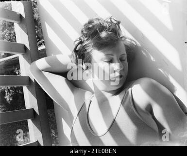 Giovane donna posa - sdraiata sul balcone ca. 1935 Foto Stock