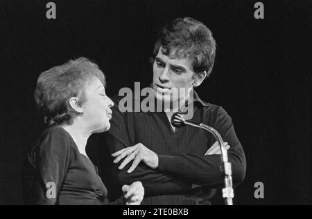 Edith Piaf canta a Rotterdam, Edith Piaf e Theo Sarapo mentre canta ca. 13 dicembre 1962 Foto Stock