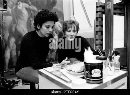 Frans Hals Museum Employees, Haarlem, Paesi Bassi, 24-11-1999, Whizgle News from the Past, su misura per il futuro. Esplora le narrazioni storiche, l'immagine dell'agenzia olandese olandese con una prospettiva moderna, colmando il divario tra gli eventi di ieri e quelli di domani. Un viaggio senza tempo che delinea le storie che plasmano il nostro futuro. Foto Stock