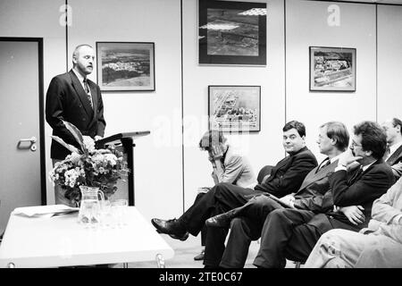 J.G.M. Alders, Ministro dell'edilizia abitativa, della pianificazione territoriale e dell'ambiente, visita GE Plastics ad Amsterdam. Il ministro siede in prima fila, quarto da sinistra, Amsterdam, Paesi Bassi, 15-11-1992, Whizgle News from the Past, su misura per il futuro. Esplora le narrazioni storiche, l'immagine dell'agenzia olandese olandese con una prospettiva moderna, colmando il divario tra gli eventi di ieri e quelli di domani. Un viaggio senza tempo che delinea le storie che plasmano il nostro futuro. Foto Stock