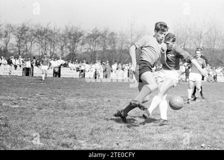 Partita di calcio Stormvogels - Unknown, Haarlem, Paesi Bassi, 00-00-1967, Whizgle News from the Past, su misura per il futuro. Esplora le narrazioni storiche, l'immagine dell'agenzia olandese olandese con una prospettiva moderna, colmando il divario tra gli eventi di ieri e quelli di domani. Un viaggio senza tempo che delinea le storie che plasmano il nostro futuro. Foto Stock