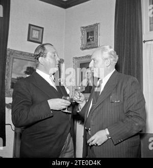 Jan van Abbe (a sinistra), direttore della fabbrica, in conversazione con il fotografo che fuma sigari Willem van de poll CA. 1950 Foto Stock