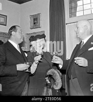 Il direttore della fabbrica Jan van Abbe (a sinistra) in conversazione con un uomo che fuma sigari e una donna CA. 1950 Foto Stock
