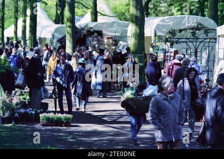 Casa e giardino, trambusto, Velsen, Velsen, 06-05-1997, Whizgle News dal passato, su misura per il futuro. Esplora le narrazioni storiche, l'immagine dell'agenzia olandese olandese con una prospettiva moderna, colmando il divario tra gli eventi di ieri e quelli di domani. Un viaggio senza tempo che delinea le storie che plasmano il nostro futuro. Foto Stock