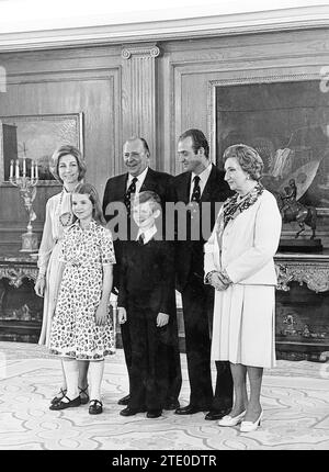 Madrid, 14/05/1977. Don Juan de Borbón, conte di Barcellona, in una cerimonia tenutasi presso il Palazzo Zarzuela, cede i suoi diritti dinastici in favore di suo figlio il re Juan Carlos i, alla presenza della contessa di Barcellona e della regina Sofia. Nella foto potete anche vedere l'Infanta Doña Elena e il Principe delle Asturie. Crediti: Album / Archivo ABC Foto Stock