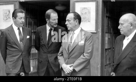 08/31/1983. Consegna dell'ABC d'oro a Julio Iglesias a casa dell'ABC. In The Image, Carlos de Borbon, duca di Calabria, Simeone di Bulgaria, Don Manuel Fraga Iribarne e José López Rubio. Sullo sfondo di The Image, Decorating the Walls of the Library, dipinti della ABC Artistic Collection, di Daniel Vázquez Díaz. Crediti: Album / Archivo ABC Foto Stock