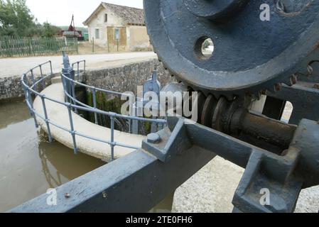 08/03/2004. Valladolid, 04-08-04, foto Caesar Minguela, dettaglio di uno dei meccanismi che aprono le chiuse 17-18-19-20 del Canale Castilla a Fromista sul Camino de Santiago................... ArchDC. Crediti: Album / Archivo ABC / Cesar Minguela Foto Stock