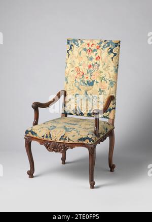 Poltrona in noce con tappezzeria Petit-Point, anonima, c. 1700 - c. 1725 poltrona in noce con tappezzeria Petit-Point e schienale in rovere e gambe posteriori. I sedili poggiano su sottoscocca con gambe A forma di S. Le gambe anteriori hanno una voluta con un motivo a foglia sul fondo e un motivo a conchiglia sopra il gonfiore. Le stelle del bracciolo si trasformano in braccioli di tenuta, terminando con la voluta di Acanthus. La tappezzeria mostra motivi di vasi e mazzi di fiori. Parte di un ameblement di sei poltrone (inv.no. BK-16024- da a a f), da Castle Eerde (O.). Legno dei Paesi Bassi settentrionali (materiale vegetale). ricamo in noce (legno duro) Foto Stock