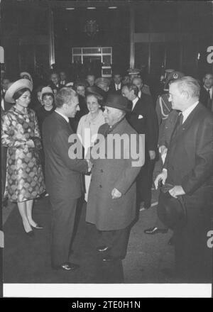 04/30/1965. Il sovrano di Persia, insieme all'imperatrice Farah, si fermò a Barajas durante il suo viaggio a Brasilia. In The Image, il capo di stato accoglie il sovrano della Persia. Con loro nella foto, la signora Carmen Polo de Franco e il Ministro degli affari Esteri, il signor Castiella. Crediti: Album / Archivo ABC / Manuel Sanz Bermejo Foto Stock