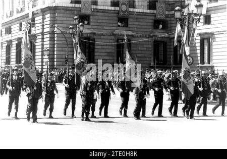 1993 Armed Forces Day Parade, a Madrid, presieduta dalle loro Maestri il Re e la Regina di Spagna e la loro altezza reale il Principe delle Asturie. Crediti: Album / Archivo ABC / Miguel Berrocal Foto Stock