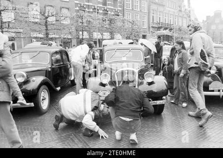 Citroën rally Parigi - Mosca - Parigi, presentazione sul Grote Markt di Haarlem. Parigi - Mosca - Parigi. Cars., Haarlem, Grote Markt, Paesi Bassi, 00-05-1986, Whizgle News dal passato, su misura per il futuro. Esplora le narrazioni storiche, l'immagine dell'agenzia olandese olandese con una prospettiva moderna, colmando il divario tra gli eventi di ieri e quelli di domani. Un viaggio senza tempo che delinea le storie che plasmano il nostro futuro. Foto Stock