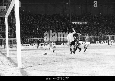 AJAX - Benfica, Football Ajax, 12-02-1969, Whizgle News from the Past, su misura per il futuro. Esplora le narrazioni storiche, l'immagine dell'agenzia olandese olandese con una prospettiva moderna, colmando il divario tra gli eventi di ieri e quelli di domani. Un viaggio senza tempo che delinea le storie che plasmano il nostro futuro. Foto Stock