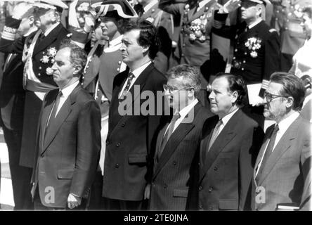 1993 Armed Forces Day Parade, a Madrid, presieduta dalle loro Maestri il Re e la Regina di Spagna e la loro altezza reale il Principe delle Asturie. Crediti: Album / Archivo ABC / Miguel Berrocal Foto Stock