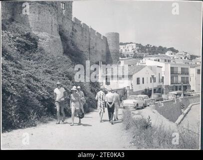 Tossa de Mar (Gerona), agosto 1965. Passeggiata che sale fino al castello di Tossa de Mar. Crediti: Album / Archivo ABC / Teodoro Naranjo Domínguez Foto Stock
