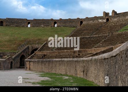 Pompei, Italia - 25 novembre 2023: Vista dell'anfiteatro e ingresso in una pozzanghera nell'antica città di Pompei Foto Stock