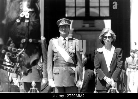 1993 Armed Forces Day Parade, a Madrid, presieduta dalle loro Maestri il Re e la Regina di Spagna e la loro altezza reale il Principe delle Asturie. Crediti: Album / Archivo ABC / Miguel Berrocal Foto Stock