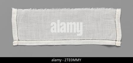 Polsino di lino batista rifinito su tre lati con orli aperti, anonimo, c. 1900 - c. 1910 bracciale batista di colore naturale rifinito su tre lati con un bordo stretto di cucito aperto lungo la homen: Lavoro con fili tirati fuori. Biancheria Amsterdam (materiale). Bracciale batiste di colore naturale rifinito su tre lati con un bordo stretto di cucito aperto lungo la homen: Funziona con fili tirati. Biancheria Amsterdam (materiale). batiste Foto Stock