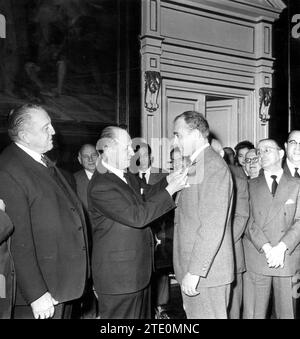 22/12/1960. Presentazione della medaglia di Madrid ai membri della squadra del Real Madrid per la loro brillante carriera sportiva. Nell'immagine, il sindaco dà a di Stéfano la meritata decorazione. Crediti: Album / Archivo ABC / Manuel Sanz Bermejo Foto Stock