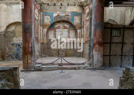 Ercolano, Italia - 25 novembre 2023: Sala con affreschi murali e colonne nell'antica città di Ercolano Foto Stock