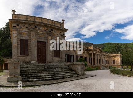 Portoferraio, Italia - 14 novembre 2023: Vista esterna dell'ingresso e del foyer di Villa San Martino sull'Isola d'Elba Foto Stock