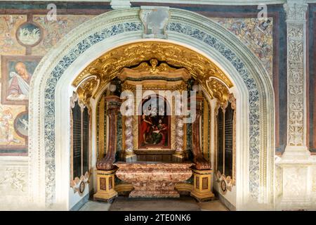 Orvieto, Italia - 18 novembre 2023: Cappella laterale e altare nella storica Cattedrale di Orvieto Foto Stock