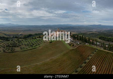 Montalcino, Italia - 16 novembre 2023: Veduta aerea del Castello di Poggio alle Mura e della località vinicola di Villa Banfi in Toscana Foto Stock