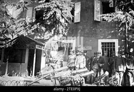 01/31/1916. La guerra italo-austriaca. Soldati italiani che contemplano le armi prese dal nemico in una delle ultime battaglie. Foto: Parrondo. Crediti: Album / Archivo ABC / Parrondo Foto Stock