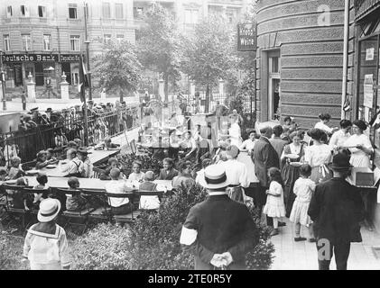 Berlino (Germania), settembre 1914. I bambini dei riservisti tedeschi sono protetti e ospitati in case private e hotel. Nell'immagine, la distribuzione del cibo al momento dei pasti. Crediti: Album / Archivo ABC / Parrondo Foto Stock