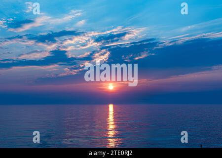 Tramonto al largo nel Mar Baltico durante le indagini marine Foto Stock