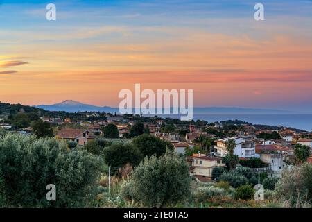 Una vista del villaggio di Ricadi in Calabria all'alba con la Sicilia e l'Etna sullo sfondo Foto Stock