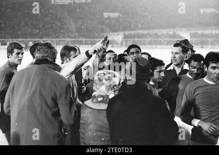 AJAX - Benfica, Football Ajax, 12-02-1969, Whizgle News from the Past, su misura per il futuro. Esplora le narrazioni storiche, l'immagine dell'agenzia olandese olandese con una prospettiva moderna, colmando il divario tra gli eventi di ieri e quelli di domani. Un viaggio senza tempo che delinea le storie che plasmano il nostro futuro. Foto Stock
