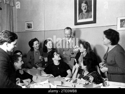 11/30/1942. Bambini spagnoli inviati in Russia dai repubblicani durante la guerra e rimpatriati dai tedeschi, aprendo i pacchetti loro dati da un rappresentante del partito nazionalsocialista tedesco, a Berlino, sulla strada per la Spagna. Crediti: Album / Archivo ABC / Transoceano Foto Stock