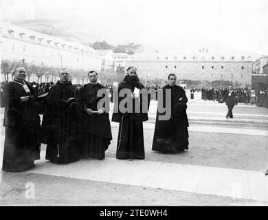 05/04/1912. Dal pellegrinaggio francescano di ieri a El Escorial. D. Pedro José Martínez, sacerdote, rappresentante dell’OT di San Francesco, di Madrid: RP Andrés de Ocerin-Jauregui, francescano, rappresentante dei francescani; RP Heriberto Morilla, rappresentante del collegio reale di Alfonso XII, dei Padri agostiniani; RP P. Leonardo de vera, Cappuccino, rappresentante dei Cappuccini e RP Julián Zarco, rappresentante dei Padri Agostiniani del Monastero reale. Foto: Asenjo Salazar. Crediti: Album / Archivo ABC / Asenjo y Salazar Foto Stock